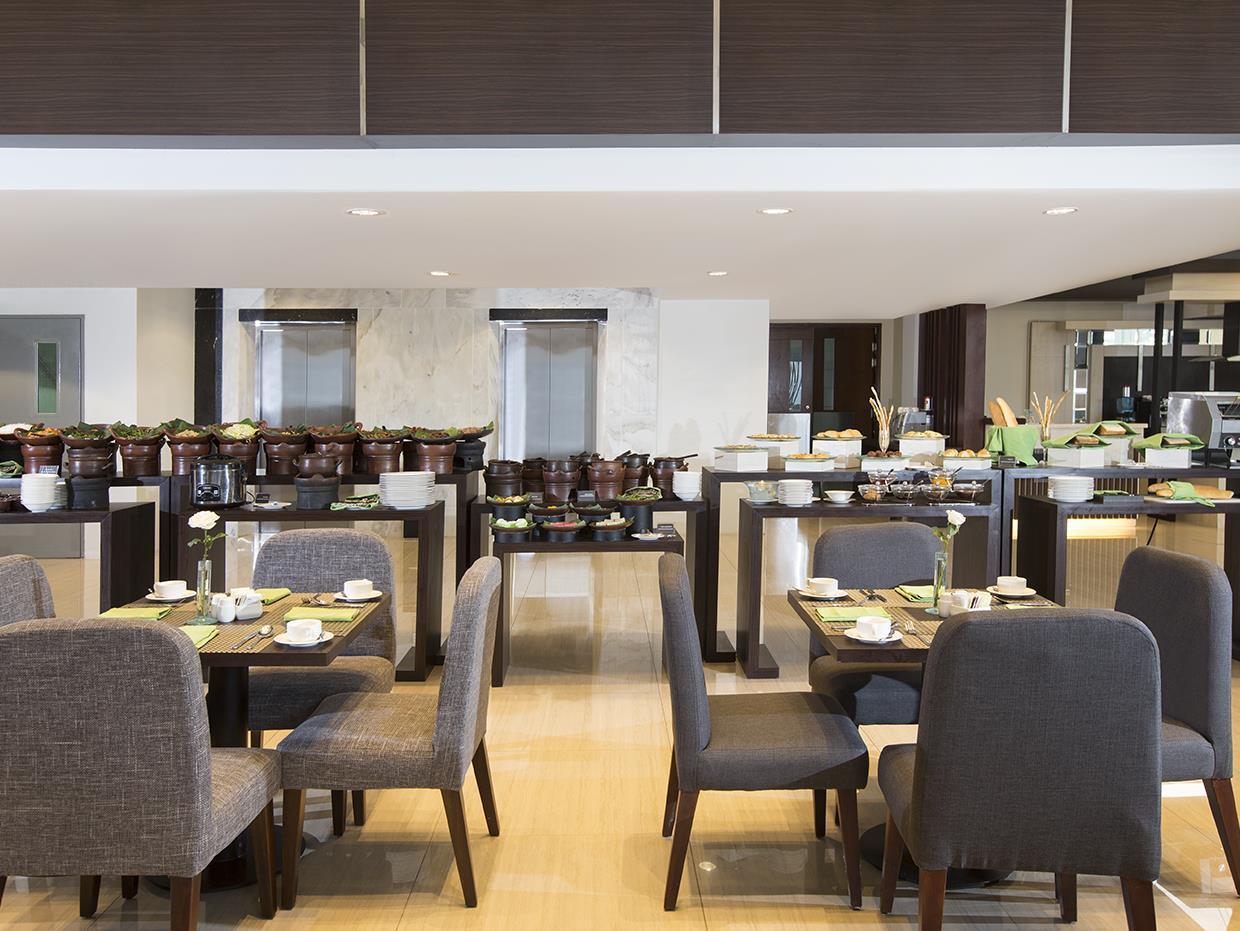 Hotel Santika Пекалонган Екстериор снимка
