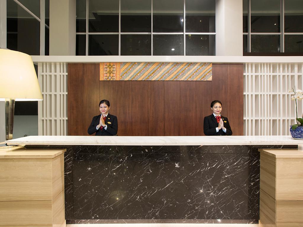 Hotel Santika Пекалонган Екстериор снимка
