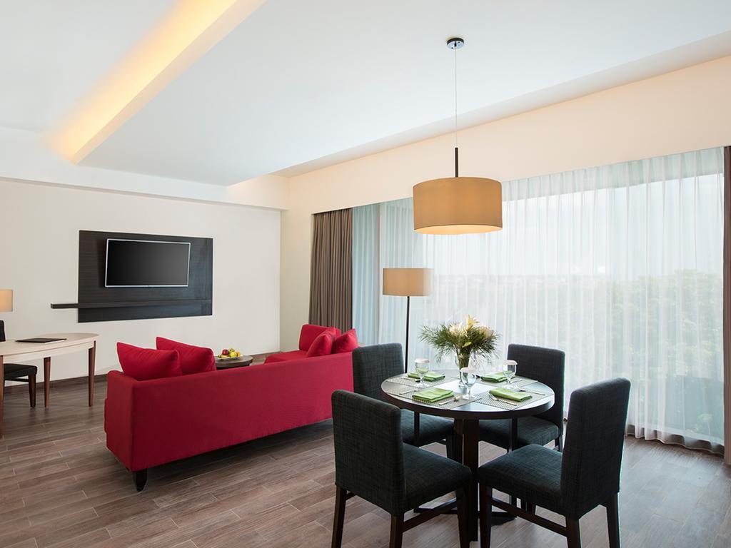Hotel Santika Пекалонган Екстериор снимка