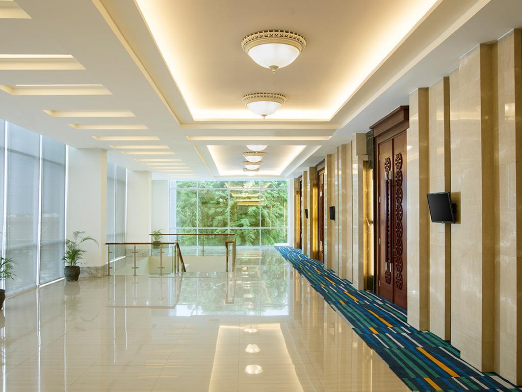 Hotel Santika Пекалонган Екстериор снимка