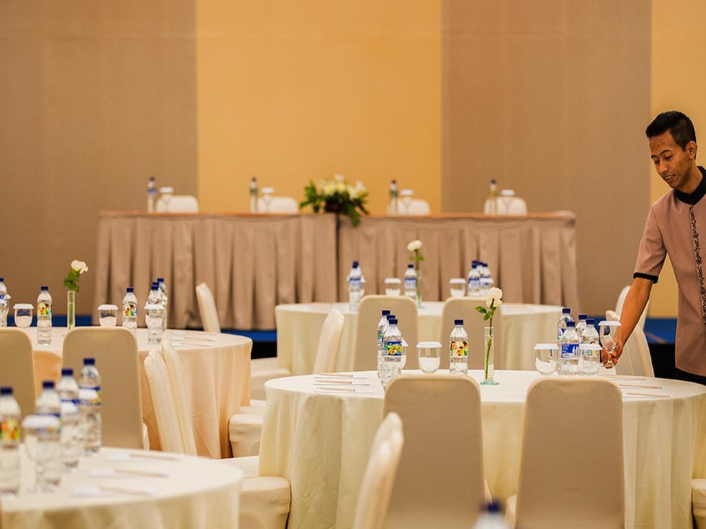 Hotel Santika Пекалонган Екстериор снимка