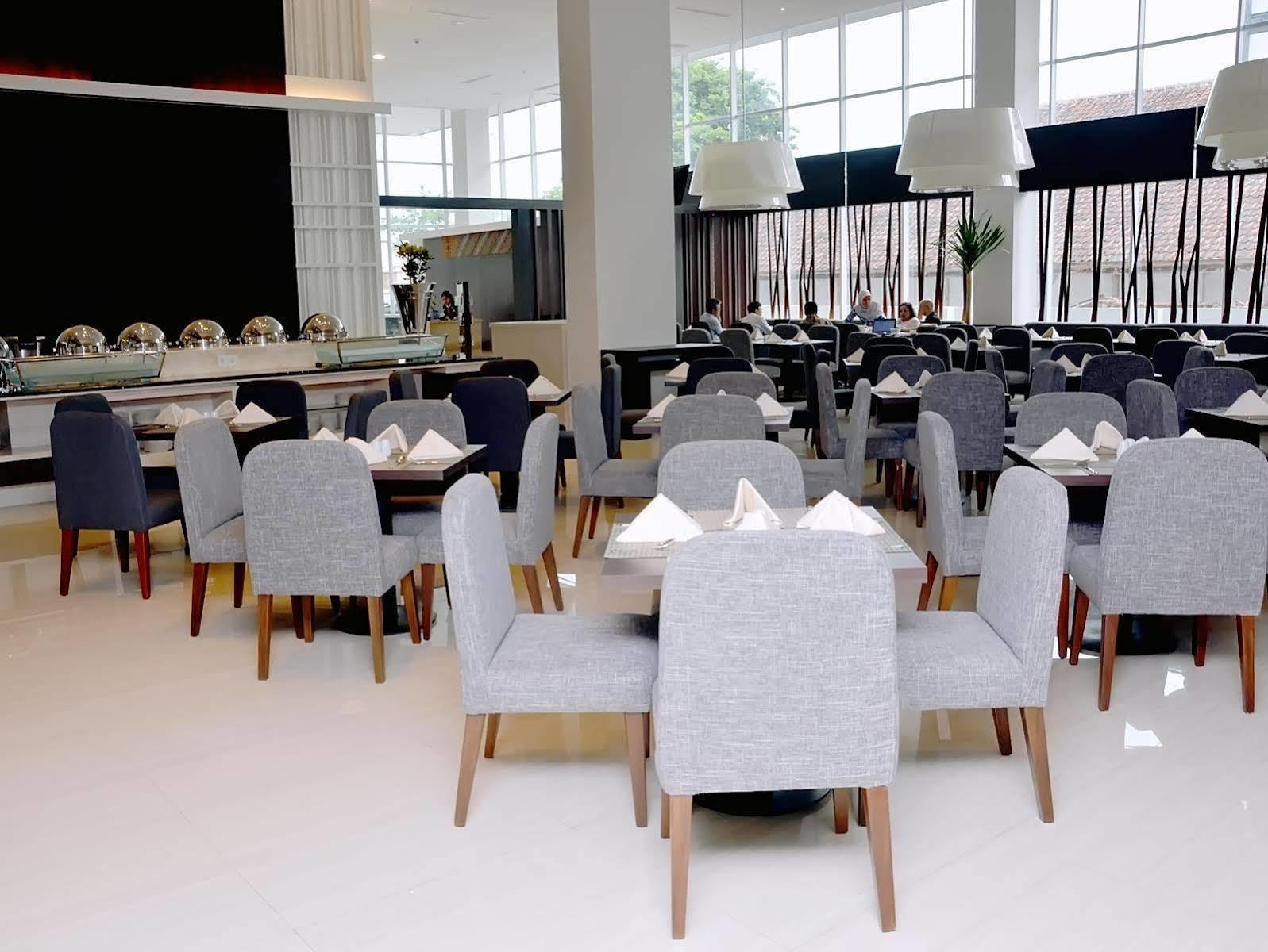 Hotel Santika Пекалонган Екстериор снимка