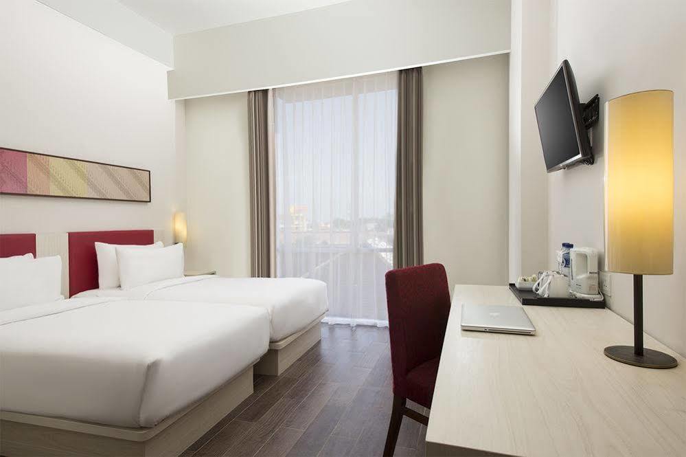 Hotel Santika Пекалонган Екстериор снимка