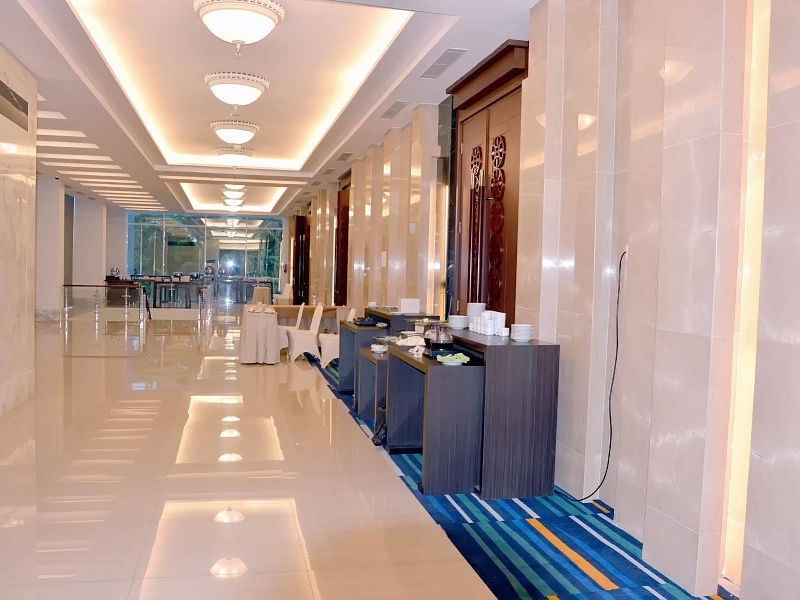 Hotel Santika Пекалонган Екстериор снимка